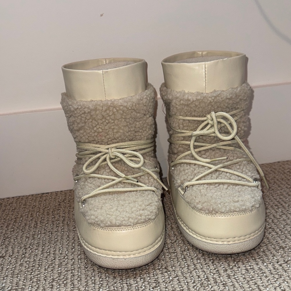 Cozy Beige Cream Winter Boots Size 7